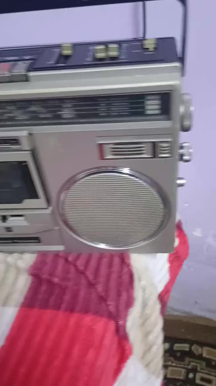 السلام عليكم راديو ومسجل ناشيونال باناسونيك نظيف كلو شغال راديو اربع موجات واواكس صوت ونقاوه للاستفسار ***********
