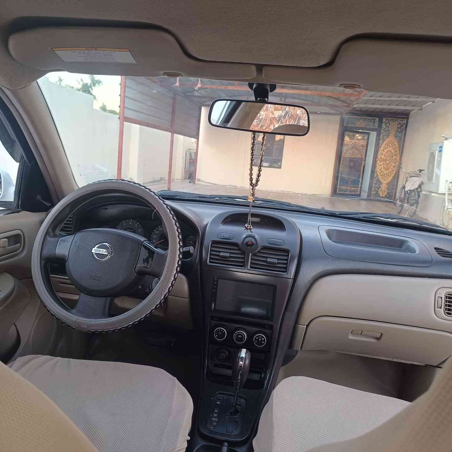 سيارة Nissan Sunny 2010 من السيارات الاقتصادية المعروفة بقلة استهلاك الوقود وسهولة الصيانة. هذه أهم المواصفات:

المحرك والأداء
 • المحرك: 4 سلندر
 • سعة المحرك: 1.5 لتر
 • ناقل الحركة:
 • أوتوماتيك (4 سرعات)
 • الدفع: أمامي
 • استهلاك الوقود: تقريباً 16–18 كم لكل لتر

 • سعة خزان الوقود: 50 لتر تقريباً

التجهيزات الداخلية
 • مكيف هواء
 • زجاج كهربائي
 • قفل مركزي
 • راديو / CD
 • مقاعد قماش

الأمان
 • نظام فرامل مانعة للانغلاق (ABS)
 • أحزمة أمان

مميزات السيارة
 • اقتصادية بالبنزين
 • قطع غيارها رخيصة ومتوفرة بالعراق
 • مناسبة للاستخدام اليوم

السعر 103 ورقه وبيها مجال

للتواصل/ ***********
