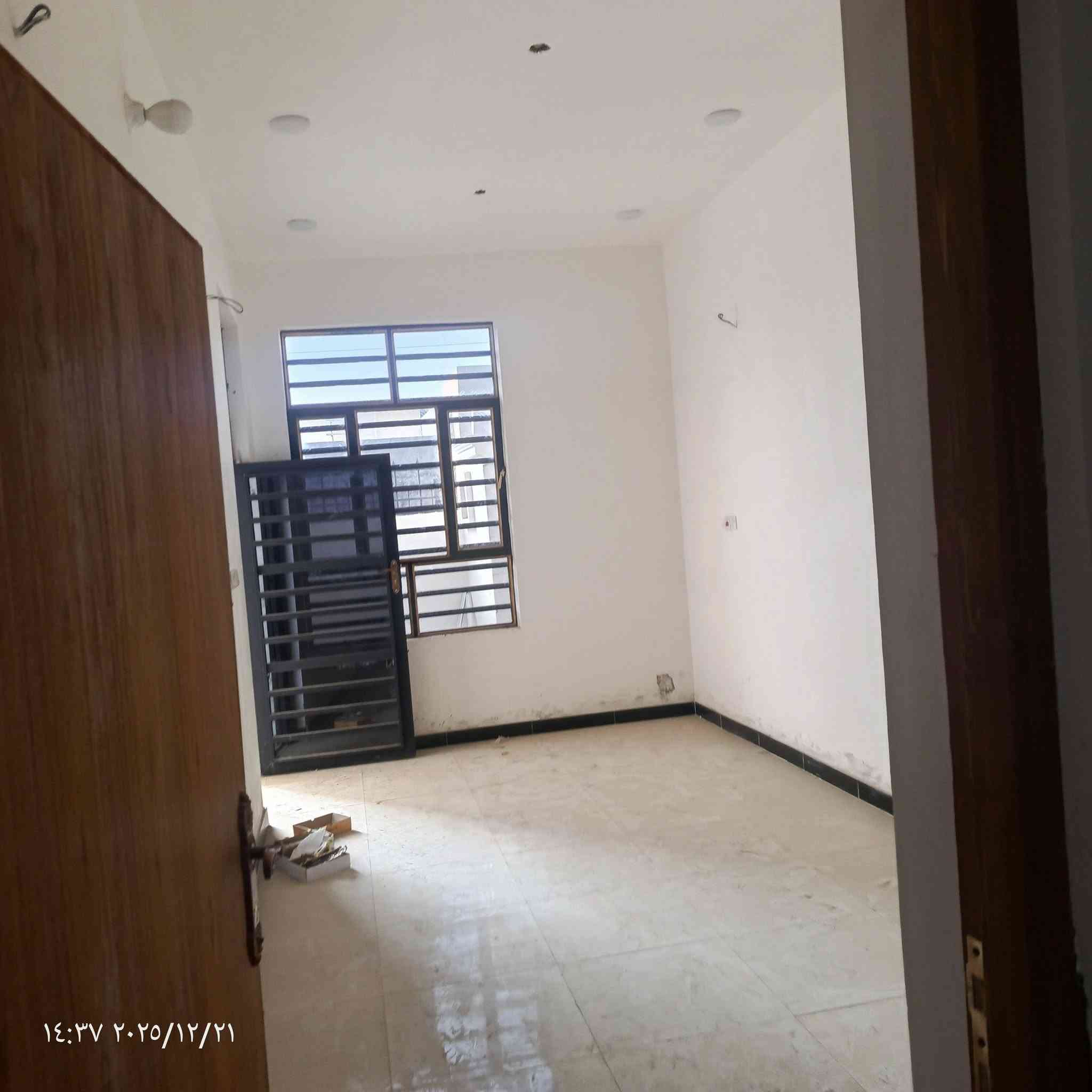 سلام عليكم بيت طابو ملك صرف للبيع بغداد المدائن منطقه البانيروما بجه مدارس كلش غريب على شارع مساحته 130 متر يتكون من طابقين طابق الاول ستقبال مطبخ وصاله كبيره وغرفه نوم و صحيات داخليه بطابق الأول وصحيات خارجية طابق ثاني غرفتين نوم و صاله كبيره وصحيات البيت سعره(( 155 مليون  )) وبي مجال كلش بسيط البيت جديد ما مسكون ابد  تواصل على خاص أو على رقم ***********
