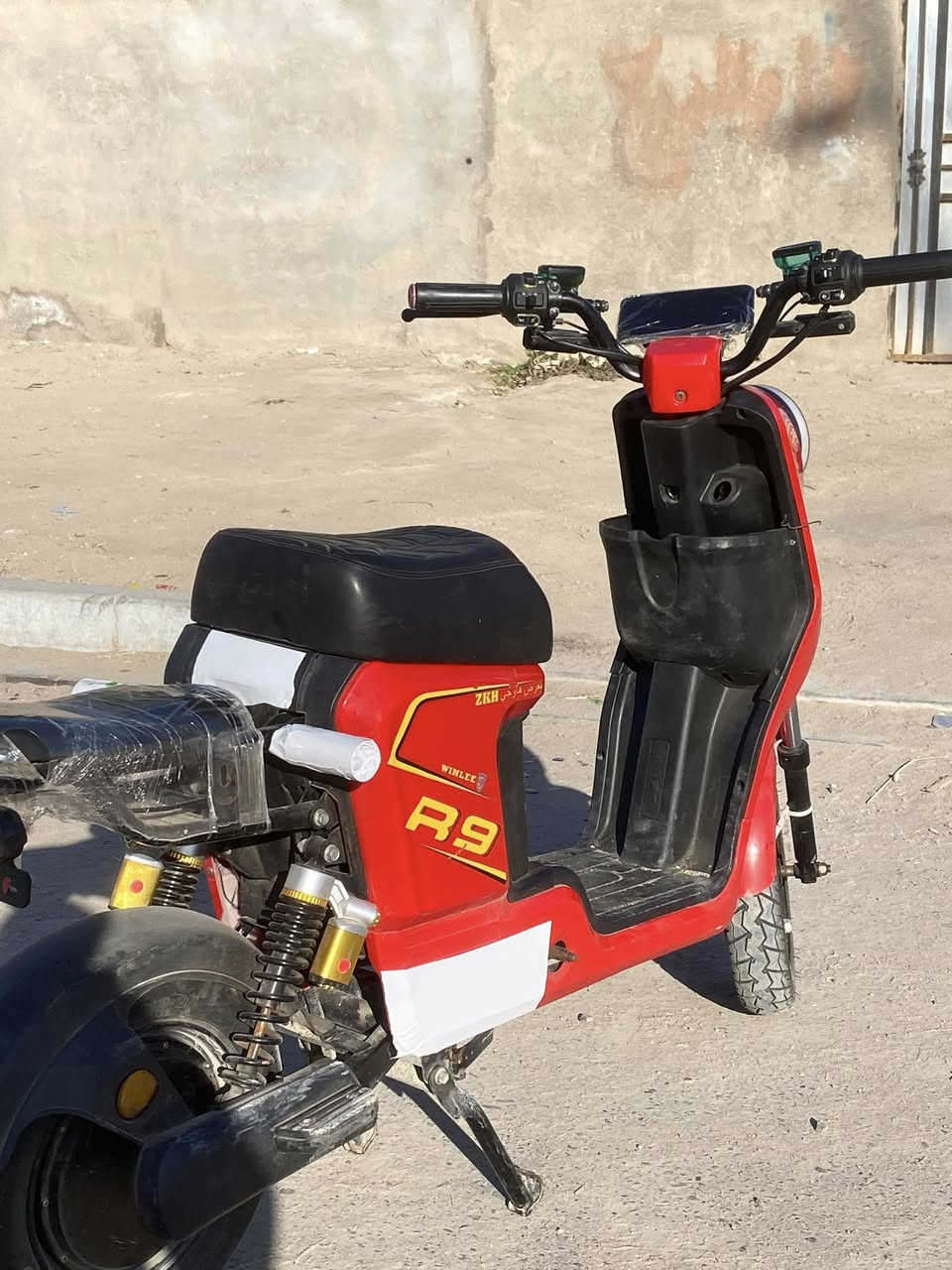 دراجهR9دراجه حلوه مزوده 6باتري. 23امبير المكان البصره الزبير قرب مستشفى الشفاء ***********السعر ٣٧٥وبيه مجال العمل
