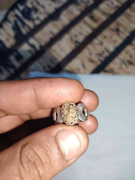 السلام عليكم سوار فضه مع 4 خرز كهرب وزن الكلي 12 غرام زوعه انتيكه قديمه جدا كاع النباعي مكاني بغداد مدينه الصدر *********** يتوفر توصيل الشراي يتفضل خاص
