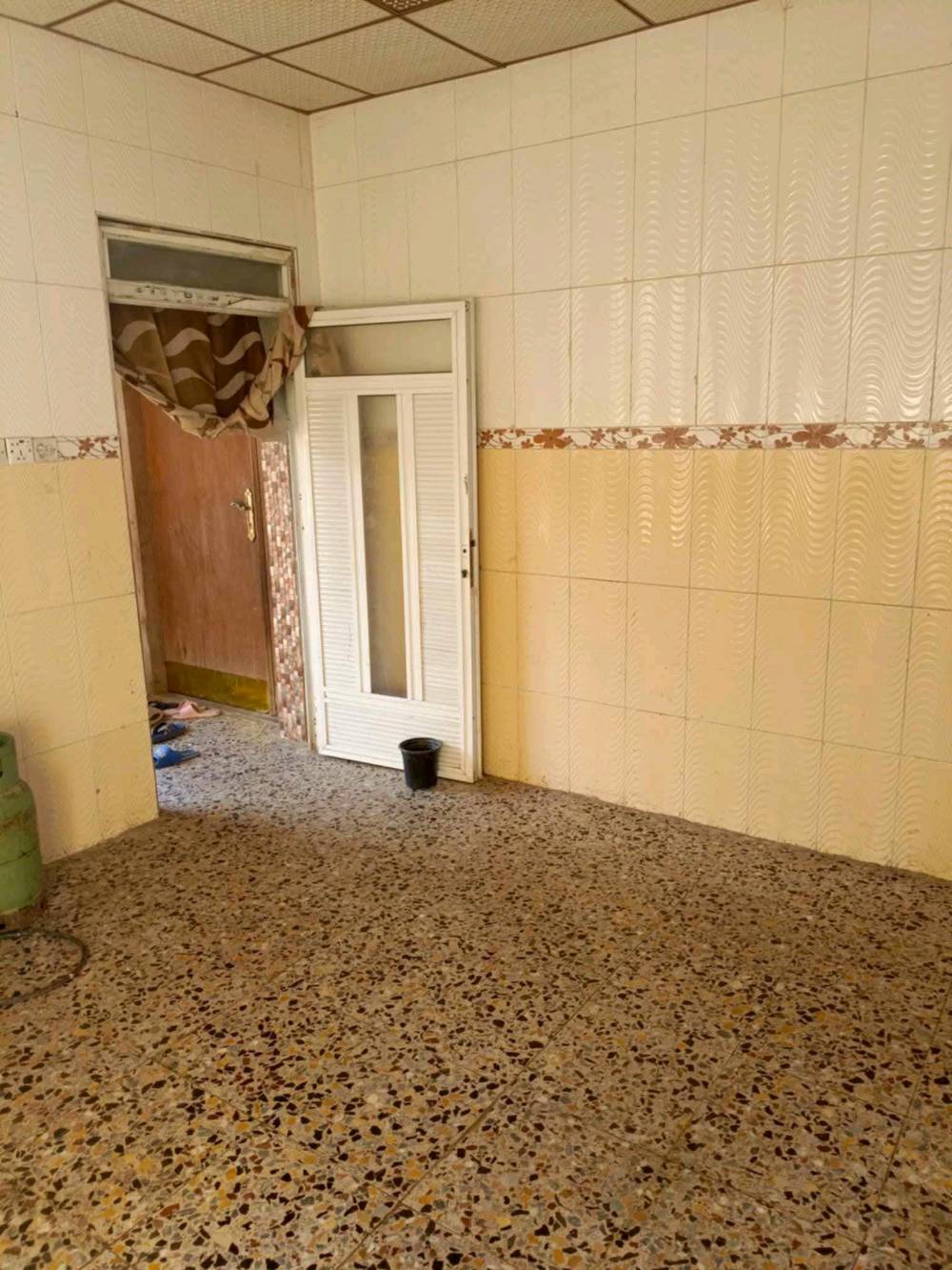 بيت للبيع دوانم شارع ٦٠ قبل السجه شارع أبو طياره
مساحة البيت 240 م واجهة10 ونزال ٢٤ قاط ونص بي ٤غرف سويتات +صاله مطبخ استقبال منور وصحيات
البيت ابيعه كامل وابيعه نص شرگ حسب الطلب
الاتصال ع الرقم ***********