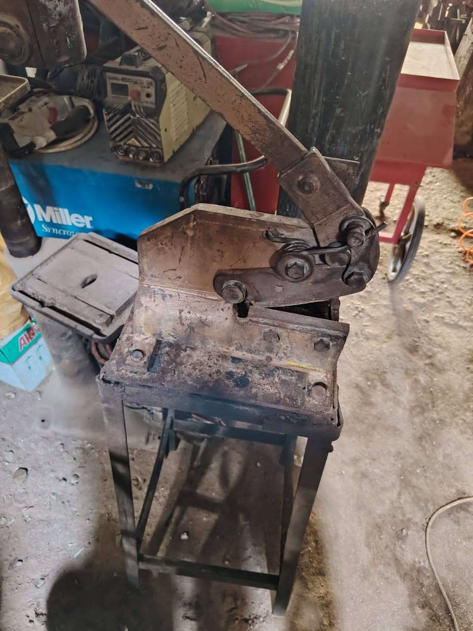 السلام عليكم
ماكنة لحام ايدون اثري فيز ١٧٥ ألف 

ماكنة لحام لورينزو هولندي ملف نحاس جديدة ٩٠ ألف 

كوسرة ثابتة الحجم الكبير صيني مؤسسه بلادي ثري فيز ١٧٥ ألف 

دريل كسار ٩٠ ألف 

مكص بليت حجم الصغير ٥٠ ألف 

دريل كهرباء طوبه ١٣ ملم ٢٠ ألف 

دريل شحن مع بطارايت عدد ٢ وشاحنة السعر ٢٠ ألف 

مكاني بغداد شارع الكفاح 

***********
