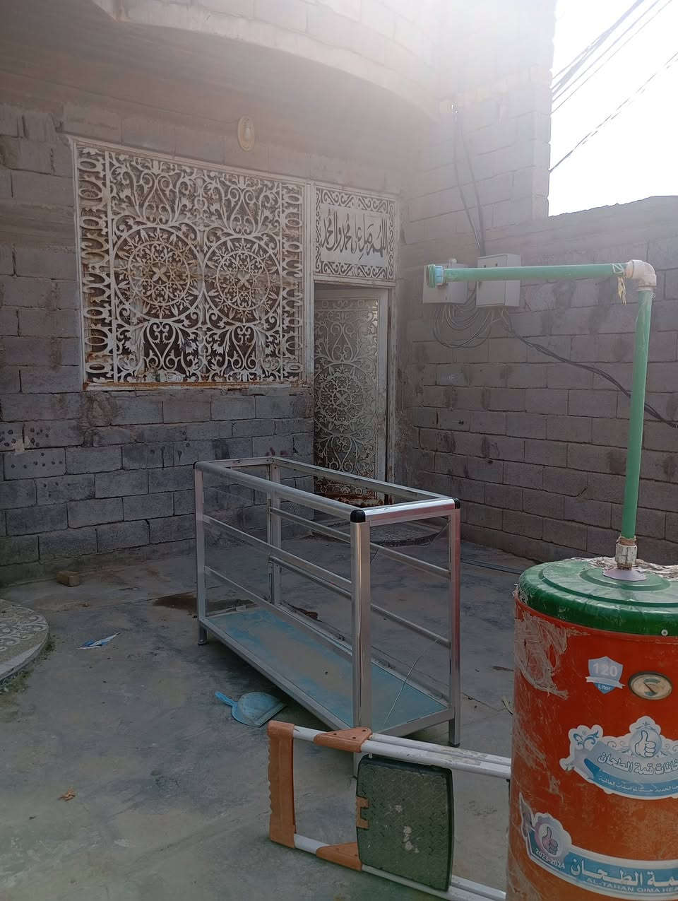 بيت للبيع زراعي خلف معارض الزبير يحتوي على قرف .5.2*4.صالة .6*4.موزع.حمامات داخلية وخارجية.ديوان.6*4.مطبخ.5*4.خدمات ماء حلو شوارع تبليط نت ضوئي وشبكة.المساحة 280.السعر 58.قابل لتفاوض.رقم وتساب .***********
