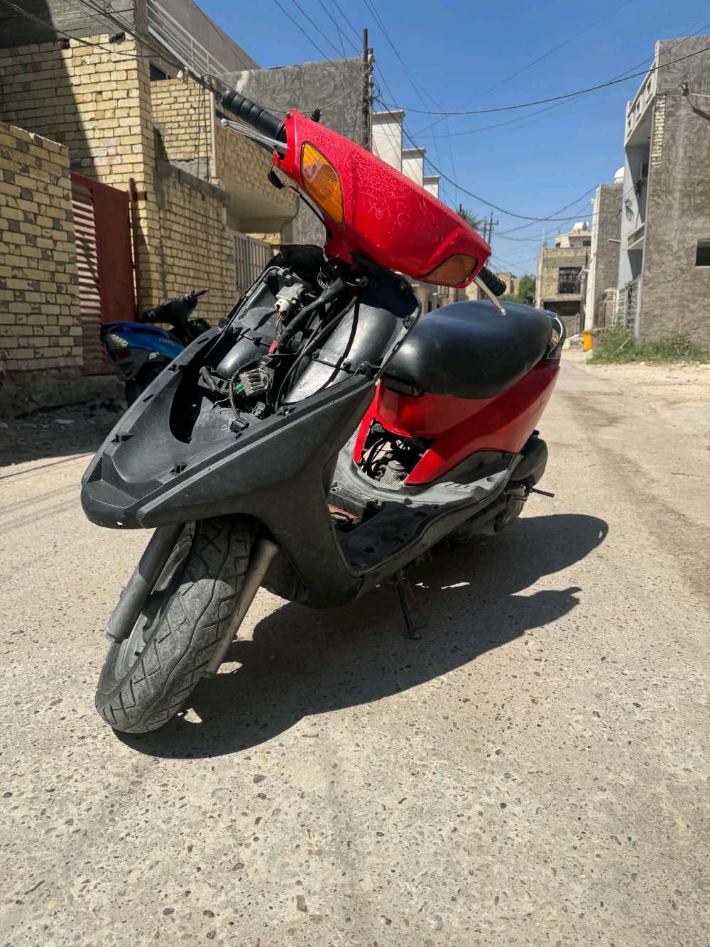 دراجه بريز للبيع السعر 500 وبيها مجال
وين موقعك بالعراق حتى المشتري يعرف مكان الاستلام؟: 
بغداد
الدراجة شغّالة تمام لو بيها أي عطل بالمكينه أو الكهرباء؟: 
مابيها اي شي الدراجه ما مفتوحه اول مره تنفتح بدلتلها ولفات وبستم
الزجاجات/القطع الناقصة اللي مبينة بالصور، كلها موجودة لو تحتاج تصليح أو تبديل؟: 
ولبجم الكدام موجود
السعر 500 نهائي لو بيه مجال بسيط؟: 
سعرها 500 وبيها مجال بسيط
ترهم مراوس شعندك راسلني واتساب ***********