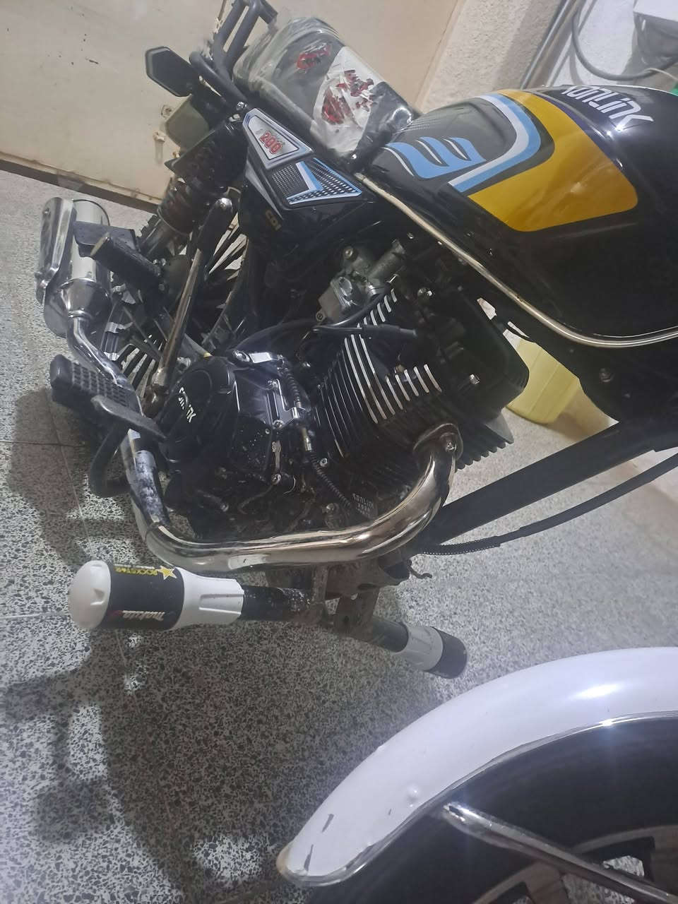 السلام عليكم
دراجه للبيع 
.
موديل 25
.
محرك 200 
.
بلادي ممفتوح 
.
صلنصه رياضي 
.
مكفوله

بيه اوراق 

دهن جديد +تايرات جدد أمامي خلفي 
ملاحظه بيه فقط شاشه ترمش بل طسه لاغير 

دراجه شلعه+معدل تاخذ تراي وين ميعجبك تجي تفحص وتقتنع يلا تشتري 
كل الدارجه بل صور 
السعر ٧٧٥ وبيه مجال((( قليل)))

جماعت ل ٧٢٥و ل٧٠٠ لتعبون نفسكم 
.
شراي يتصل ***********
موقع دجيل
