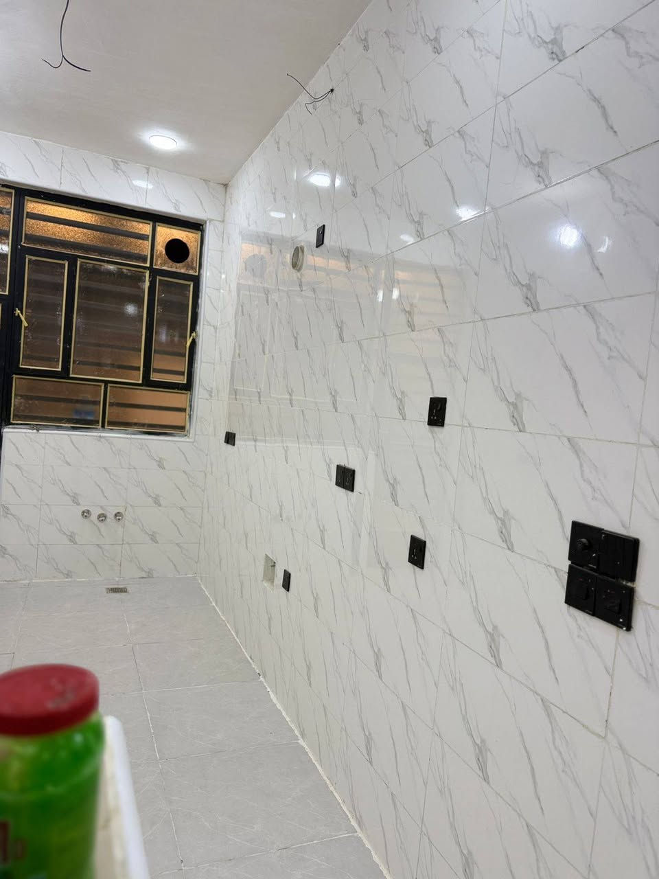 السلام عليكم 
بيت للإيجار – جديد 
مساحة 100 متر 
جاهز من خدمات كامل مكمل من كل نواحي 
يحتوي ع استقبال مطبخ خدمات غرفه نوم وصاله 
الطابق الثاني يحتوي ع سويت وصاله وغرفه نوم
جاهز من كل النواحي 
/ حي دجلة نهاية شارع الصفوة قرب أسواق الياقوت
9647775972539‬‏ تعالو واتساب السعر 750البيت زيرو
