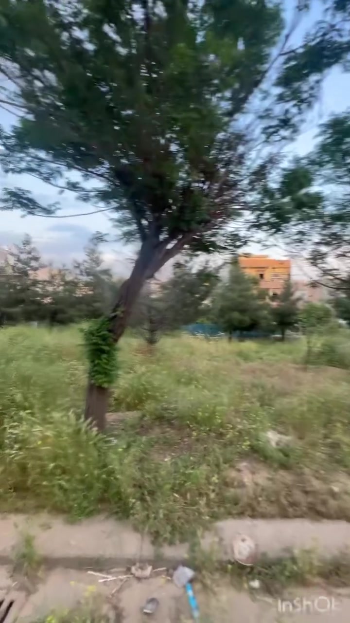 كؤد1016
خانوو بؤفرؤشتن
له گه ره كي تاڤگه
100مه تر
روكن به رده م باخچه 
رؤژ هه لات و ازمر دوو نهؤم
بؤدوو مال 
نيزيك هه فته بازا ره كه 
بونرخ كومينت بكه
***********
