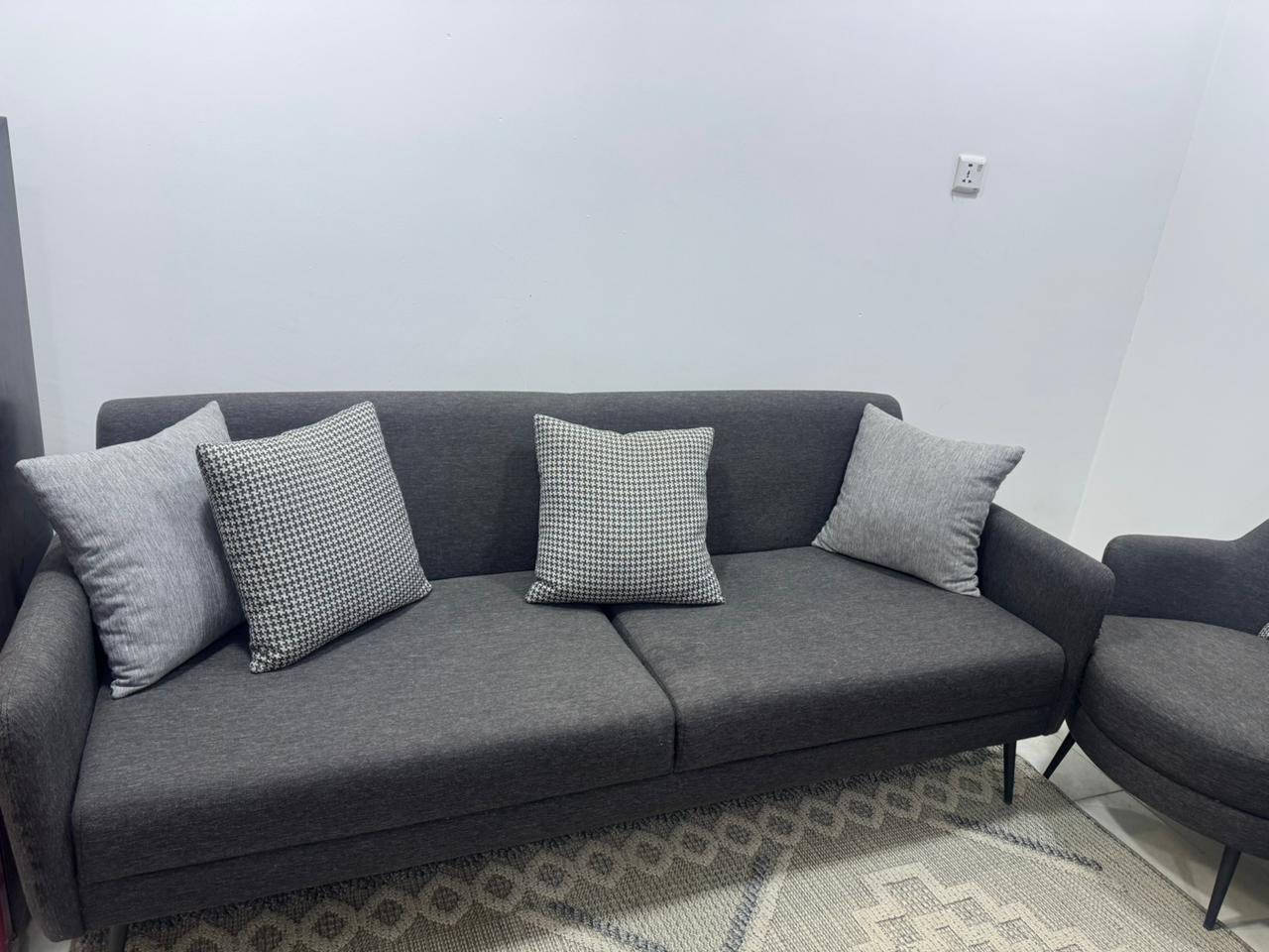 المكان / بغداد
تخم تركي 6 مقاعد
جديد ونظيف جداً ضرر بسيط بسبب حيوان اليف ( قط) 
سعر الشراء مليونين 
سعر البيع 750 الف 

طبلة + ميز تلفزيون جديد ونظيف جدا بدون اي خدش او صرر 
بسعر 300 الف

الاستفسار على هذا الرقم 
***********
