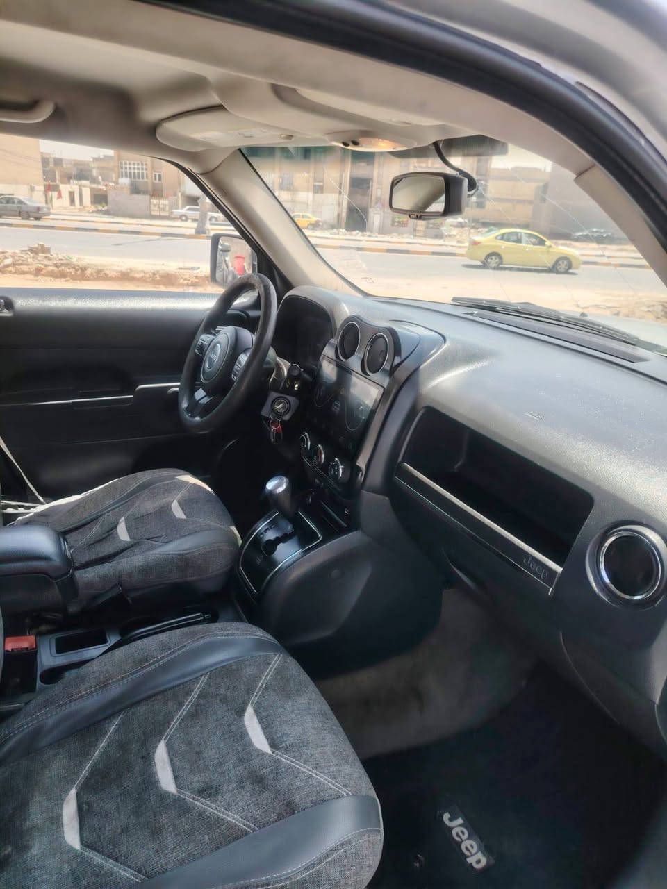 سياره باتريوت موديل 2017 وارد امريكي مكينه 2400 ضربته جاملغ ايسر وضربه خفيفه بالبنيد  السياره خير من الله نظيفه ماشيه 112 السياره شاشه كامره خلفيه تحكم استيرن السعر 120 وبيه مجال للاستفسار الاتصال على الرقم ***********
