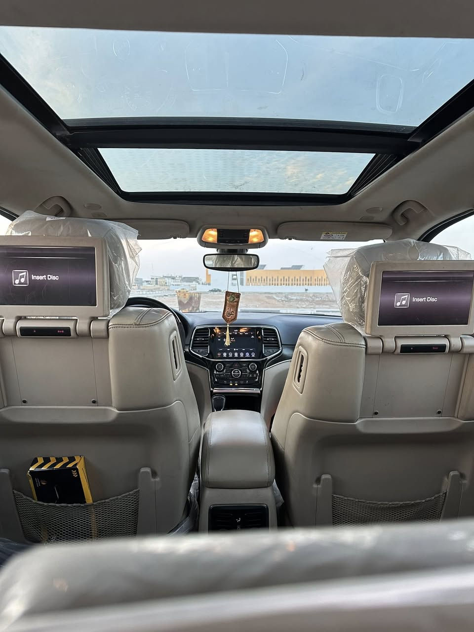 سلام عليكم جيب لمتد بلاص خليجي فول مواصفات موديل ١٩ رقم بغداد السعر ٢٦٥ ورقة هاتف ***********
