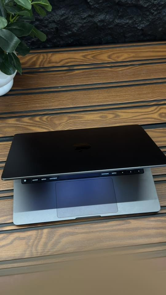 للبيع MacBook Pro M3 Pro 

 يوجد اثر ستيكرات ع ظهر اللابتوب  واثر شخط بسييط غير واضح  ع الشاشة 

للمهندسين، المصممين، وصنّاع المحتوى.. وحش الأداء من أبل متوفر الآن للبيع بمواصفات ممتازة وحالة كالجديد تماماً.
⚙️ المواصفات التقنية:
 المعالج: Apple M3 Pro (أداء خارق للرندرة والمونتاج)
 الذاكرة العشوائية (RAM): 18 جيجابايت
 سعة التخزين (SSD): 512 جيجابايت فائقة السرعة
 صحة البطارية: 95% (أداء ممتاز يدوم ليوم كامل)

للتواصل واتساب ***********
