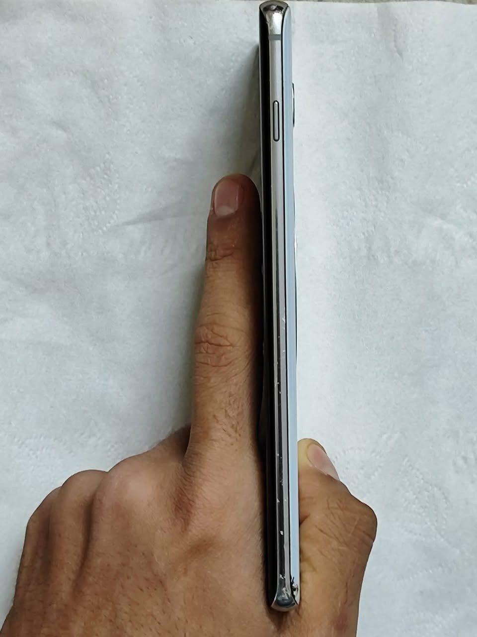 السلام عليكم للبيع جهاز Samsung galaxy S10+ plus
المواصفات:

📱 الشاشة

النوع: Dynamic AMOLED مع دعم HDR10+. �

المقاس: 6.4 بوصة. �

الدقة: 3040 × 1440 (QHD+) بنسبة عرض 19:9 (~522 ppi). �

حماية: Corning Gorilla Glass 6. �

⚙️ الأداء والمعالج:

Snapdragon 855

Adreno 640

📷 الكاميرات:

📸 الخلفية: Triple Camera

12 MP (رئيسية، f/1.5-2.4، OIS). �

12 MP (تلي فوتو، 2× زووم بصري، OIS). �

16 MP (عريضة جدًا). �

🤳 الأمامية: Dual Selfie Camera

10 MP + 8 MP (مستشعر عمق للبورتريه). �

📹 تصوير فيديو: حتى 4K @60fps و Super Slow-Mo 960fps. �

🔋 البطارية والشحن:

سعة البطارية: 4100mAh. �

PhoneArena

الشحن: سريع (سلكي) + Wireless Charging بالإضافة إلى Reverse Wireless Charging لشحن أجهزة أخرى. �

PhoneArena

💾 الذاكرة والتخزين:

التخزين الداخلي 128G

Ram 8G

🔵🟤 مقاومة ماء وغبار بمعيار IP68. �

📏 التصميم

الأبعاد: 157.6 × 74.1 × 7.8 مم. �

الوزن: حوالي 175 غرام (أو 198غ في النسخة السيراميكية). �

جسم من زجاج وألومنيوم (مع خيارات سيراميكية في بعض النسخ).

🛑السعر: 275 الف وبي مجال بسيط 

🛑العنوان: واسط-كوت 

🛑للتواصل: ***********

متوفر واتساب
