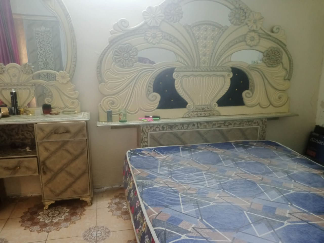 غرفه ضخمه 8 قطع للبيع مستعجل ع بيعتهه
سعر 500 قفل 
***********
