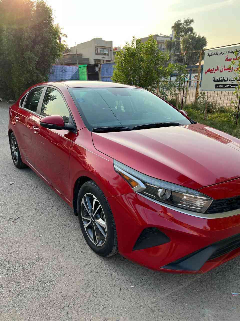 السلام عليكم شباب 
كيا فورتي 2022 لون احمر بغداد حرة باسمي محرك 2000 
السيارة جديدة حادثها بسيط باب خلفي و موضح بالصور ايرباك سليم 

مواصفات نص 
ماشيه 40 الف فقط و مناقصها ايشي 
مكانها بغداد زيونة رايدها ب 155 و بيها مجال بسيط للشراي و اعتذر من المراوس 
التواصل حصرا على الرقم 
***********
