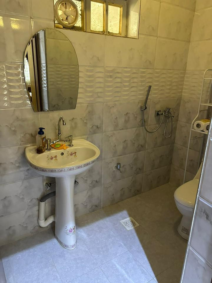 بيت للبيع في دور النفط خلف القمر المنير مساحه ٢٠٠ متر موقع ممتاز منطقه راقيه هادئة مرتبه حاليا داخلتها شركه تبليط وتاهيل  طابقين الطابق الثاني بيه درج خارجي  سعر مناسب للاستفسار ***********
