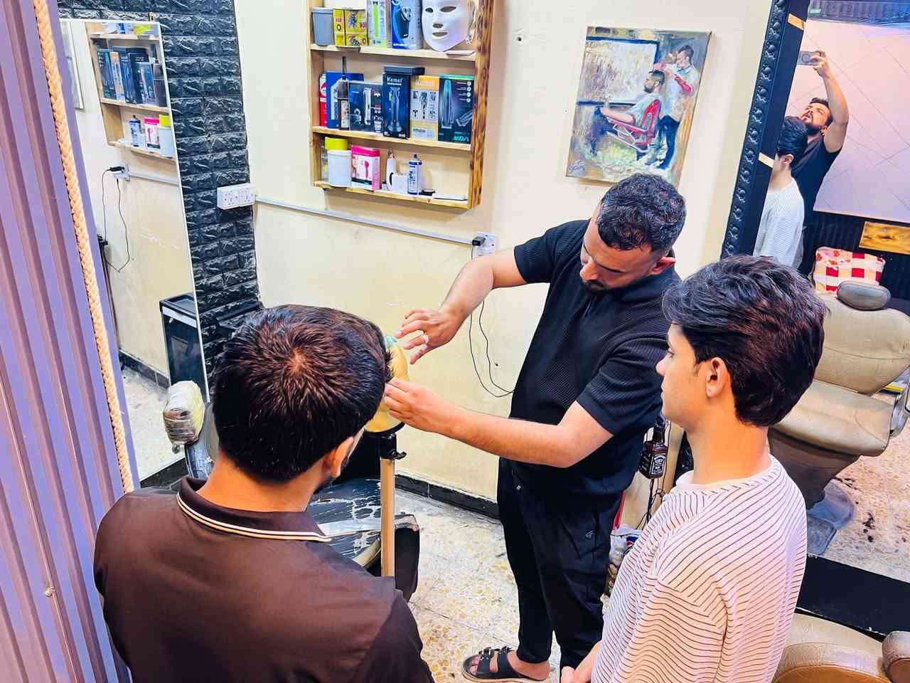 ✅  بعض الصور للتدريب وتعليم فن الحلاقه في صالون الأمراء
✅ تطبيق نظري وعملي للمتدربين 

كل التوفيق الهم ❤️

📍 الموقع: [ذي قار - قلعة سكر - الشارع الرئيسي - مجاور مصور عقيل ]
📞 للحجز والاستفسار: [***********
***********]  او مراسلة الصفحه  ⚡
