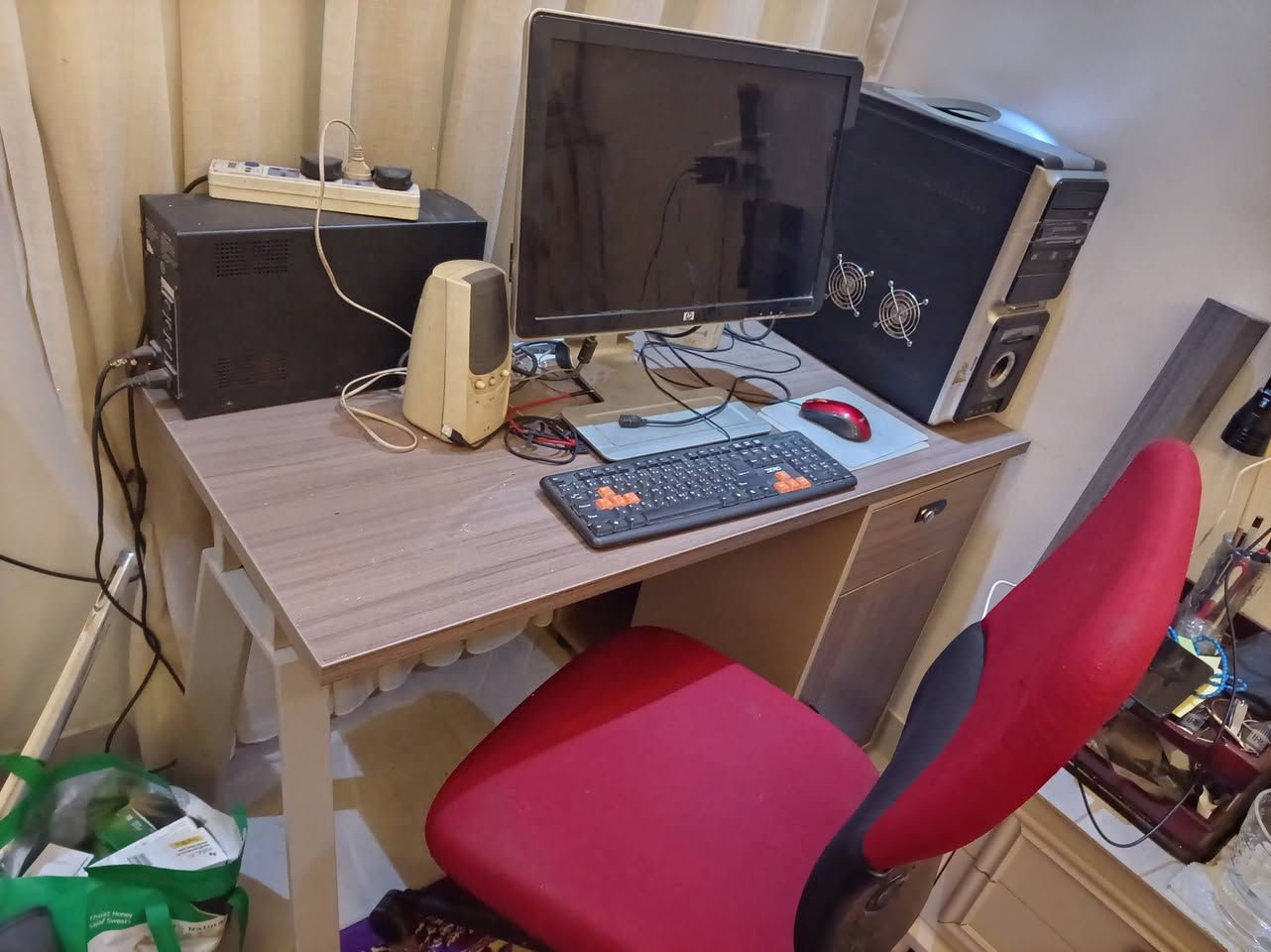 للبيع ميز مكتبي جديد استخدام شهر مع كرسي دوار سعر الميز ٩٠ الف والكرسي ٢٥ الف مكاني المنصور
*********** متوفر واتساب
