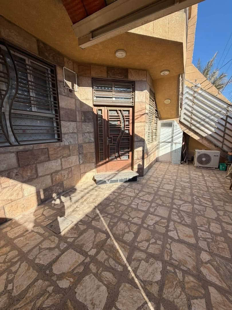 🏘️/ دار مع مشتمل للبيع المساحة ٢٠٠ م طابو صرف 

                     الواجهة ١٠ م / النزال ٢٠ م 

🧱/ بناء نظيف جداً (٢٠١٧ )  (تسليم مباشر للمشتري الدار فارغ)

   ( يباع مع الدار / سبالت عدد( ٦ ) مع كاونتر المطبخ )

الطابق الاول / مطبخ . هول . استقبال . غرفتين نوم . مجمع صحيات . گراج . صحيات خارجية 

الطابق الثاني / غرفتين نوم . مطبخ . هول . مجمع صحيات 

الطابق الثالث / غرفة نوم . هول 

المشتمل / غرفتين نوم . هول . مطبخ . مجمع صحيات 

🌏الموقع / حلة . الكرامة الثالثة مقابل مدرسة راية الاسلام قريب جداً من شارع ٦٠ 

                                ( تبليط مجاري  )

للاستفسار اكثر مراسلة الصفحة او مراجعة مكتب 

بشار للعقار والمقاولات شارع ٦٠ بداية شارع الحسينية 

***********            ***********
