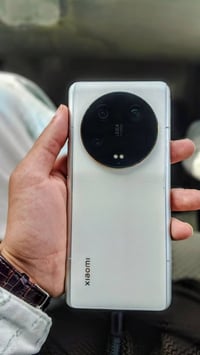 XIAOMI 13 ULTRA نسخة عالمية 512 +16 كامل الملحقات الكرتون + شاحن 90 وا...