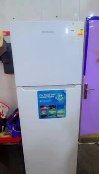 ثلاجة للبيع، نظافة 90%، السعر 325 ألف دينار. للاستفسار: 07735202049