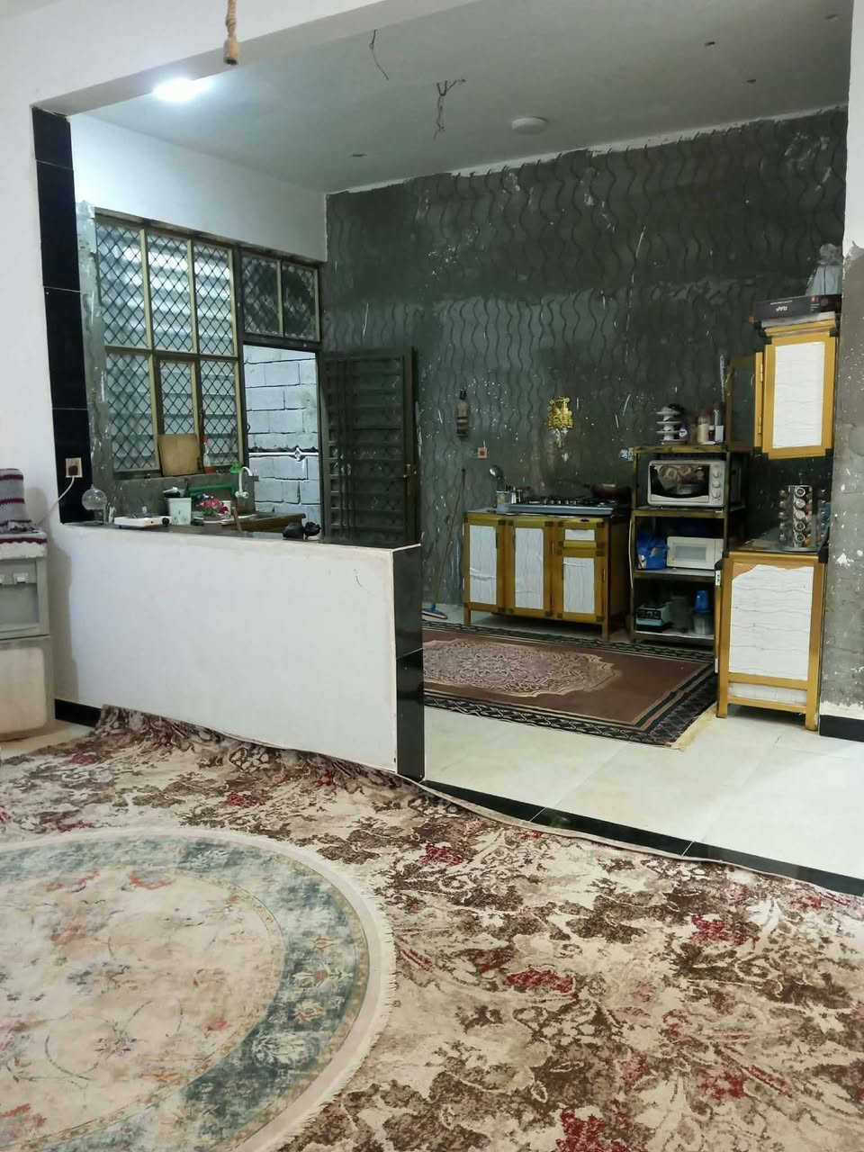 بيت بالصالحيه شارع احمد الوائلي .
‏مساحه 150 متر يبعد عن الشارع العام ٢٠٠ متر  شارعين تبليط مجاري ماشيه ع الشارع موقع جدا مميز 
‏استقبال معزوله
‏كراج سياره
‏مطبخ مفتوح على الصاله
‏غرفتين نوم 
‏حمامات داخلي وخارجي
‏موزع درج 
‏مناور اثنين 
‏البيت بي نقص سيراميك جداري فقط المطبخ والحمامات وبيتونه وستاره فقط
‏بناء جديد 2024 بلوك
‏السعر 130 ويي مجال
للتواصل على التلكرام @Martada67
او المراسله على حساب الانستكرام 52g.u


**إذا كنت صاحب هذا الإعلان وتريد حذفه لأي سبب، رجاءا أرسل رسالة إلى الدعم الفني**