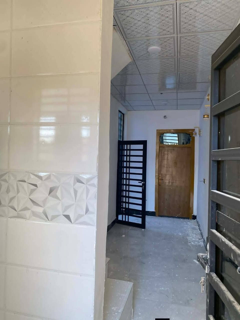 50متر سعره 17وبيه مجال بلاش بلاش
.. *********** أو تساب

بيت على شارع المطار مقابيل ملحق القريه ماء وكهرباء واتبليط الحد باب بيت طابو زرعي سند 25 بناء طابوك جمهوري صب كونكريت سيراميك بورسلين ثقيل
