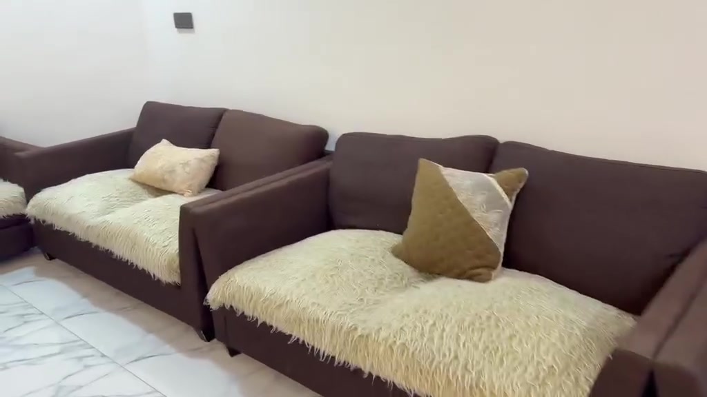 السلام عليكم ديوان كويتي 18 متر سعره 500 وبيه مجال اتصل وادلل***********
