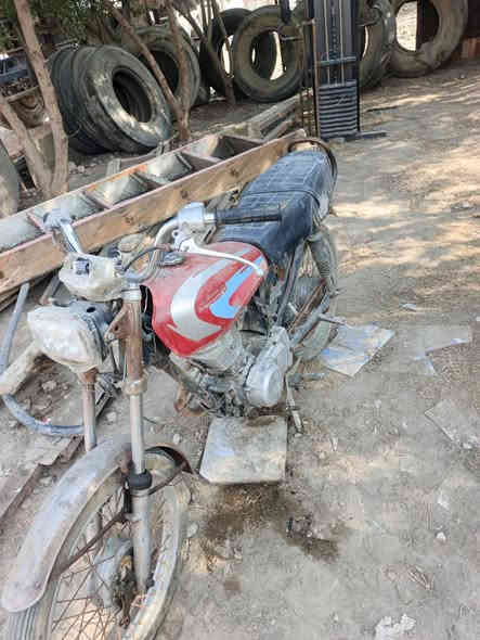 السلام عليكم دراجه للبيع كلك مكفوله من سرقه مكينه شغاله لاتبخير ولاتنقص ناعمه مكان حله سعر ١٥٠وبيه مجال مركز مدينه *********** //*********** مامتواجد علفيس شراي يتصل
