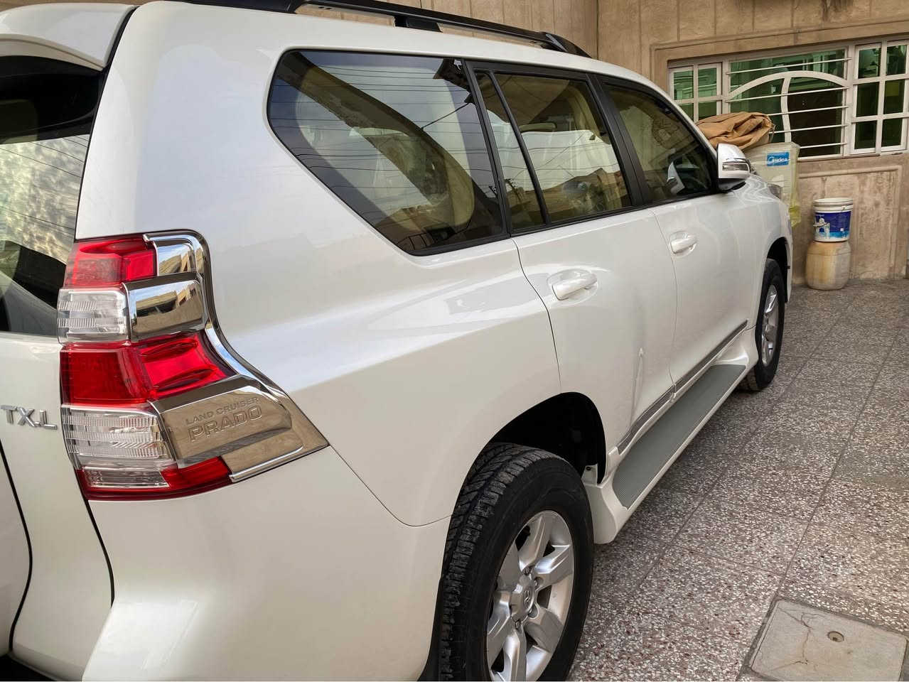 لاندكروز برادو 2015 كلين 6سلندر 
ماشية 120 الف كيلو
مواصفات TXL فتحة كشنات كهرباء فور ويل تحكم ستيرن 
السيارة بيها بس الدعامية الامامية جهة اليسرى بيها صبغ اما البقية كلشي مكفول بيها 
مكان السيارة بغداد البلديات الضباط 
*********** بغداد, العراق
