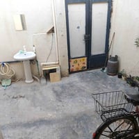 🏡 بيت  للبيع قرب جامع الأمير علي (ع) 📏 المساحة: 137 متر 📍 الموقع: النز...