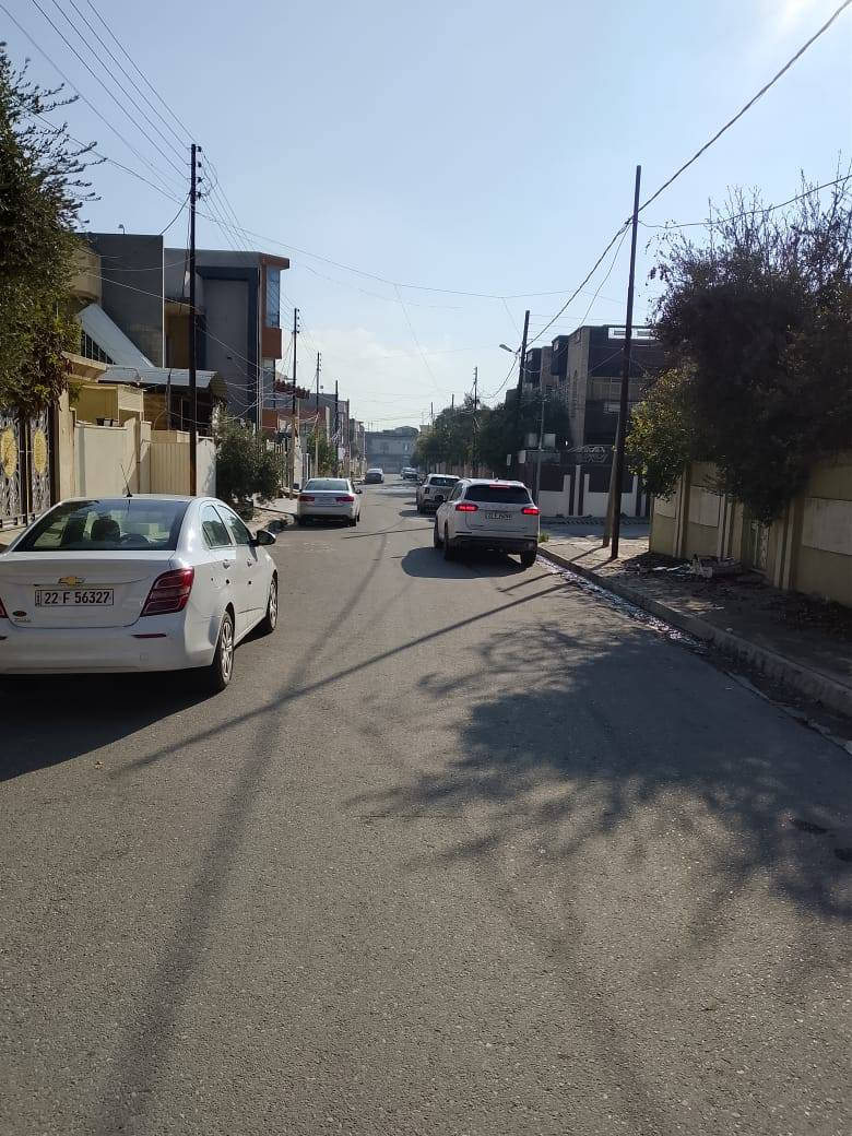 دار للبيع 🏠 

الموقع 📍 حي البلديات قرب مسجد الروؤف 🕌

بناء حديث زيرو 🔑 فارغ 

المساحة 104 متر ❇️.       الواجهة. 7 ✳️

شارع تبليط بعرض 12 🛣️ 

تفاصيل الدار.     طابقين كاملة ✅ 

الطابق الارضي مكون من/ غرفة نوم /هول/ استقبال/ مطبخ/ صحيات ✨ 

الطابق الثاني مكون من/غرفتين نوم/ هول/ صحيات/بيتونة ✨ 

نظام دكتات وسبالت سقوف ثانوية جبسن بورد ✅ 

للاستفسار عن العقار الاتصال على الارقام التالية 👇 

***********📱 ***********📱 

السماك لتجارة العقارات 👉 

 عنوان المكتب 📌 حي الصديق بعد مرطبات البحرين سائدين الصديق الرئيسية مقابل مدرسة تبارك الاهلية 👍
