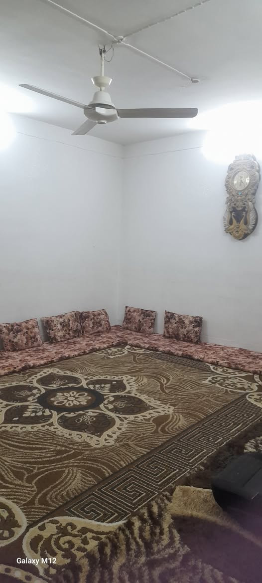 السلام عليكم دار البيع المساحه 200 متر طابو زهور شرط التحويل يتكون من خمس غرف نوم و الطابق الاول استقبال هول كبير وغرف نوم عدد 2 ومشتملات طابق ثاني غرف عدد 3 ومطبخ ومشتملات وسطح ناصي وسطح عالي الدار  #123سعرو الاستفسار اتصال عل رقم ***********   مكان البيت #حي البكر قرب #تيم #مارت
