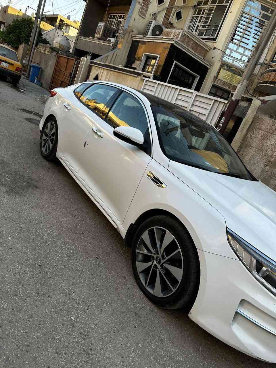 السلام عليكم
فوول1/1
كيا اوبتما موديل 2018 خليجي 
محرك 2400 
مواصفات fe
رادار جانبي 
كامرا حساس بلادي 
شاشه كبيره تدعم كار بلي 
اشاير مري 
وباقي المواصفات معروفه 
السياره  ...
السياره جاهزه من كلشي كير محرك  برغي ممفتوح ... تبريد ثلج،
السعر175$ .وبيها مجال.
مكان السياره:بغداد الدوره 
للاستفسار. ***********
