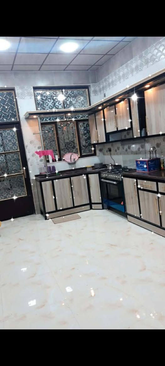 دار للبيع ٢٨٥م طابو بناء حديث  طابق واحد طابوق صب كونكريت والسطح شتايگر  غرفتين مع حمام داخلي وصاله واستقبال وهول ومطبخ وصحيات داخليه و خارجيه مع گراج وحديقه كبيرين
حي الموظفين مجاور الاخاء مع الخدمات


**إذا كنت صاحب هذا الإعلان وتريد حذفه لأي سبب، رجاءا أرسل رسالة إلى الدعم الفني**