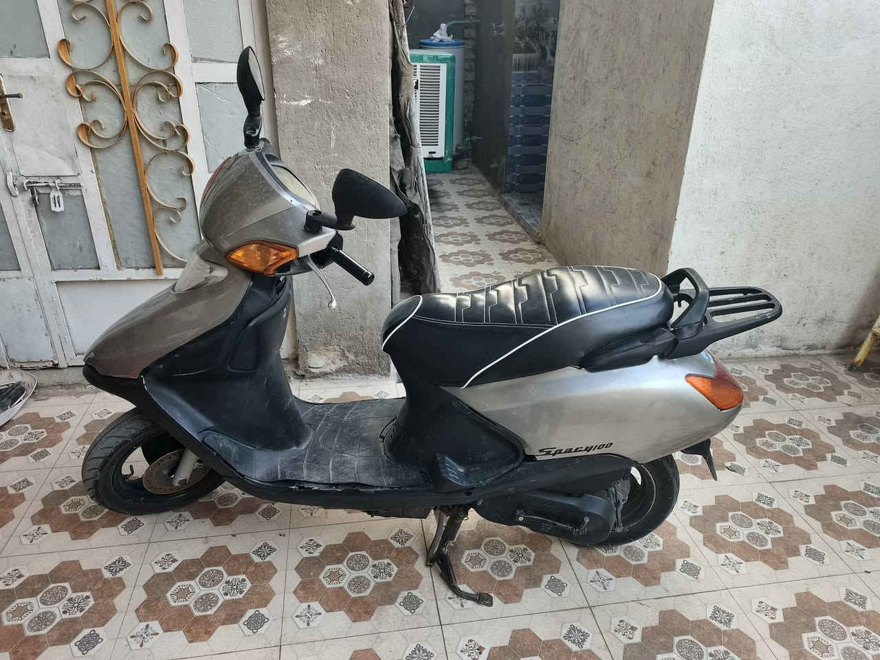 السلام عليكم
سبيسي ياباني مفتوحه مره وحده
محرك ناعم ماينسمع الصوت
نظيفه كلش كفرات ابو الختم
سلف هندر نكره وحده
كهربائيات شغاله قفل جنطه قفل ستيرن 
شلعه ومعدل شرط سرعه 100
المكان كوت
مابيه نقص السعر واتس اب 
***********
