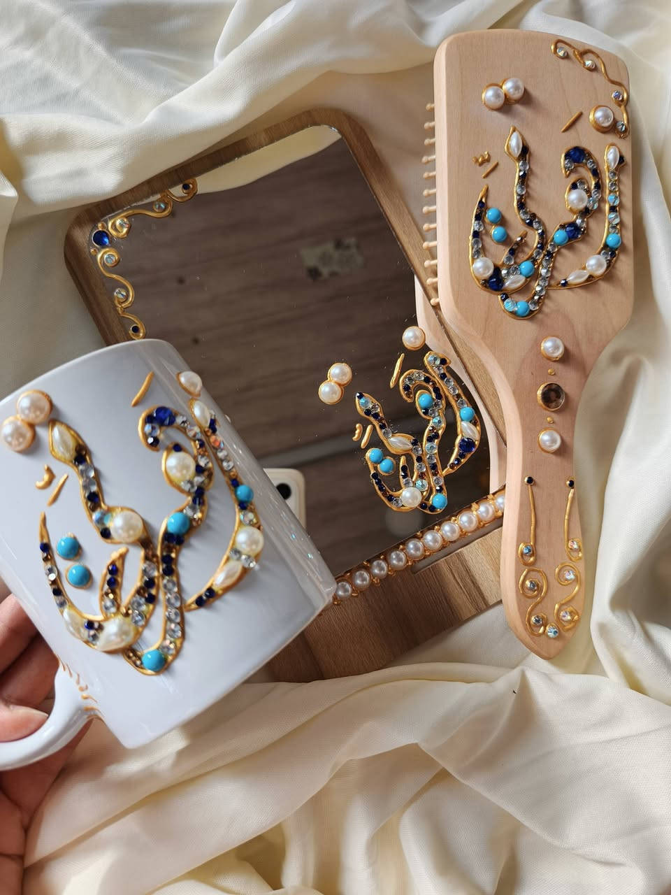 هذا جزء بسيط من شغلي 🥰
متجر حور للرسم على الزجاج والخشب 🖌️🎨 
التصميم والألوان حسب الطلب 🥰 
قابل للاستخدام اليومي 🥰 
توجد خدمة توصيل 
دخلي للبيج وشوفي جمال شغلي ونظافتة 🥰


**إذا كنت صاحب هذا الإعلان وتريد حذفه لأي سبب، رجاءا أرسل رسالة إلى الدعم الفني**