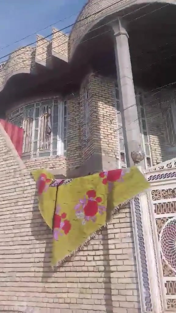بيت طابقين مساحه 200متر
عدد الغرف ٤    طابق الثاني  وحده سويت  
الطابق الارضي 2غرف  حمام ٢ حمام خارجي ستقبال   
المكان دبيسات قرب مستشفئ لحكيم ***********
