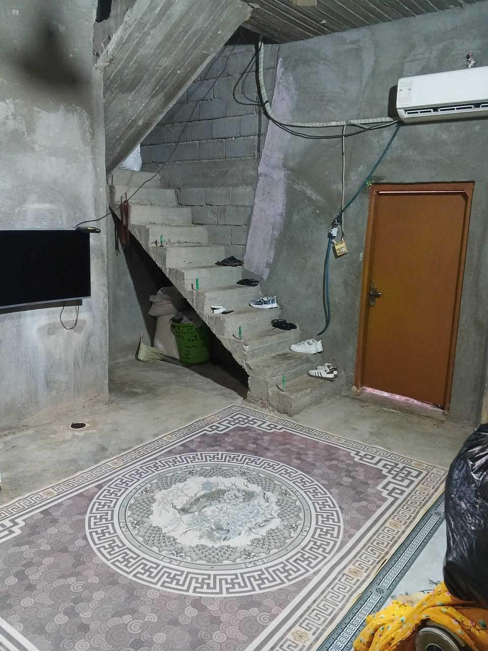 سلام عليكم بيت زراعي ركن 
المكان البصره ابو الخصيب فجه العرب عن الشارع تقريبا 5 دقايق او اكثر ماعرف قريب عله بيت سيد حسين ابو المولده
المساحه 230 م 

البيت كلش حلو جبير بس نقص صبغ او تبيث وسراميك
بي 3 غرف كبار /وهول /ديوانيه بعد اكبر/ وطارمه جبيره 

السعر 120 مليون بي مجالل
رقمي وتساب فقط
***********
