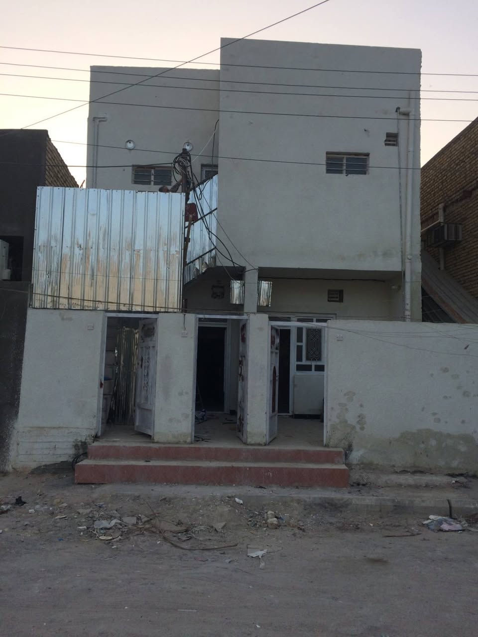 بيت ١٥٠ متر للبيع طابقين مسلح في حي المعلمين سومر بناء حديث عام ٢٠٢٠ مؤجر بمبلغ ٩٠٠ الف دينار شهريا يصلح للاستثمار او السكن السعر المطلوب ٢٧٥ مليون فابل للتفاوض للاتصال ***********
