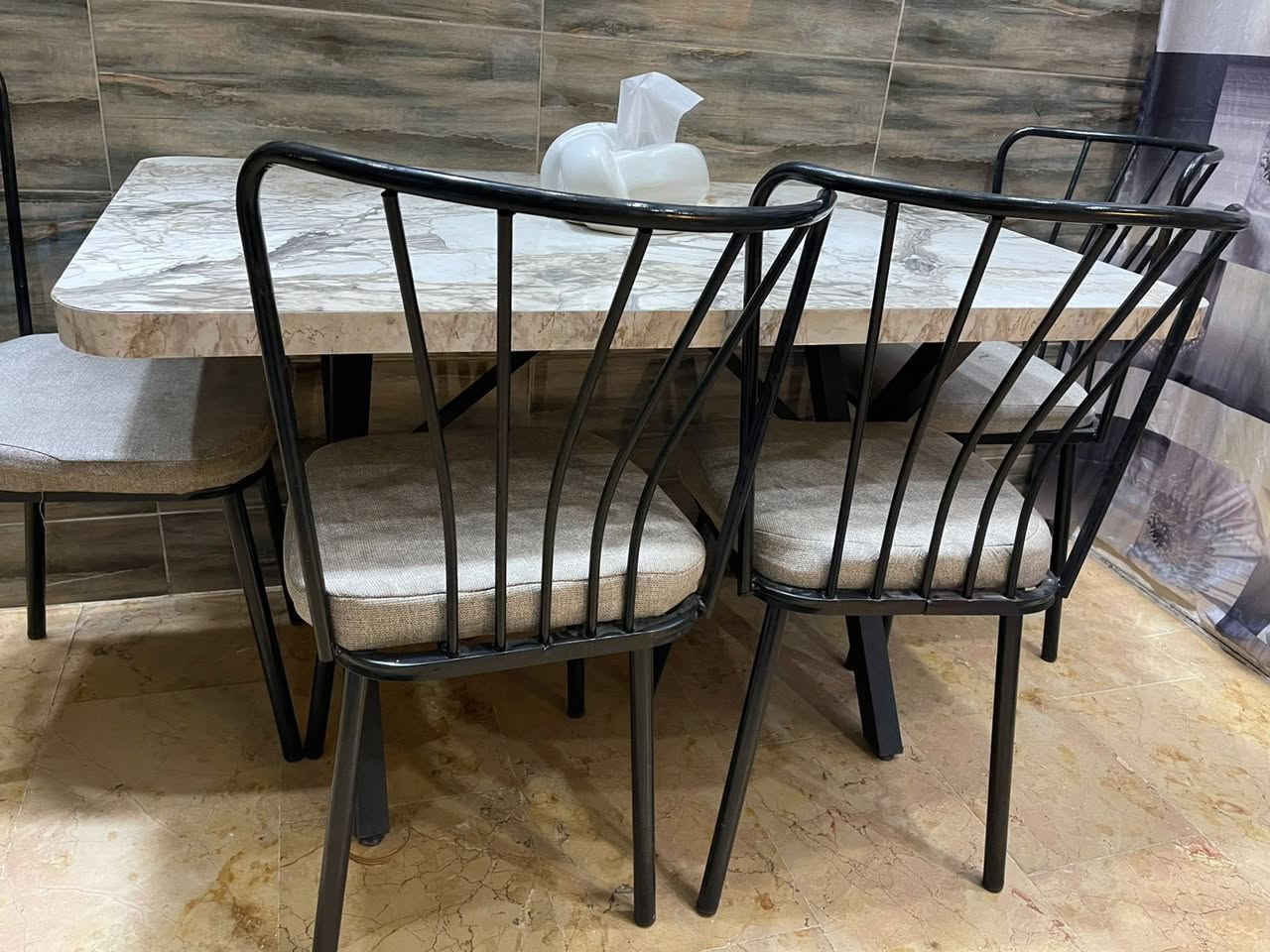 ميز طعام للبيع اربع مقاعد بسبب صغر المساحة ٨٥ وبي مجال تواصل ع خاص
بغداد الشعلة


**إذا كنت صاحب هذا الإعلان وتريد حذفه لأي سبب، رجاءا أرسل رسالة إلى الدعم الفني**
