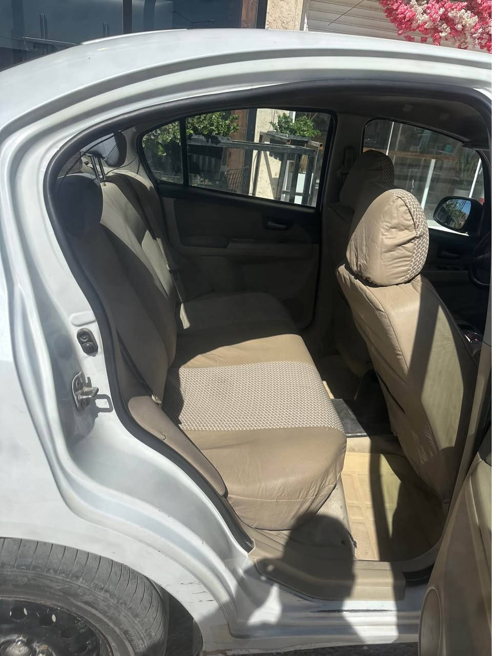 سوزوكي sx4 محرك1600, مكفولة من صبغ والتبديل بيها بارد 3 مكانات، لايتات زنون، تبريد,  تلبيسه للكشنات والستيرن جدد،وتحكم مريات خلفية ،  بسمي سنويه الحد 29 وهزه قبل 6 اشهر، السيارة كلشي بيها بلاد ، تحويل مباشر بيها كم شخط بسيط كما في الصوره
العنوان بصرة
***********
السعر 67 البصرة, العراق
