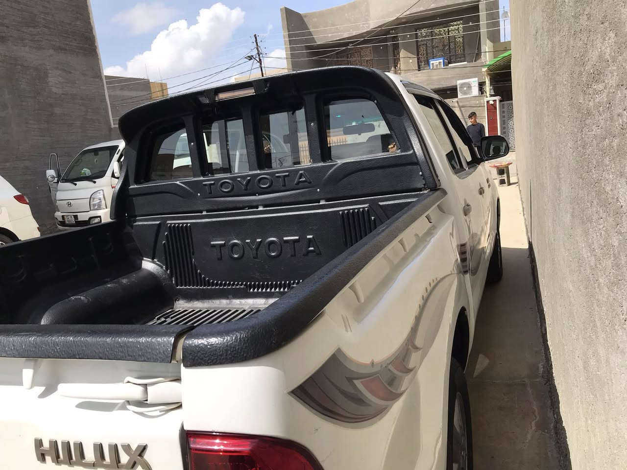 بسم الله الرحمن الرحيم 
للبيع تيوتا هايلوكس موديل ١٣ 
كويتي شاصي ١٩ 
رقم بغداد انگليزي بأسمي 
ماشيه ٢٢٧
سياره نظيفه بيه صبغ بلجامرلغ اليمنه الخلفي والباب الوره السكن صبغ فقط بدون معجون او تعديل حار الصبغ اثر شخطة باب
سياره كير محرك كفاله تخم تاير شاده جديد 
مكانه صلاح الدين قضاء الدجيل 
سعرهه ٢٠٠ وبيه مجال 
للاستفسار الاتصال على الرقم ***********
او***********
