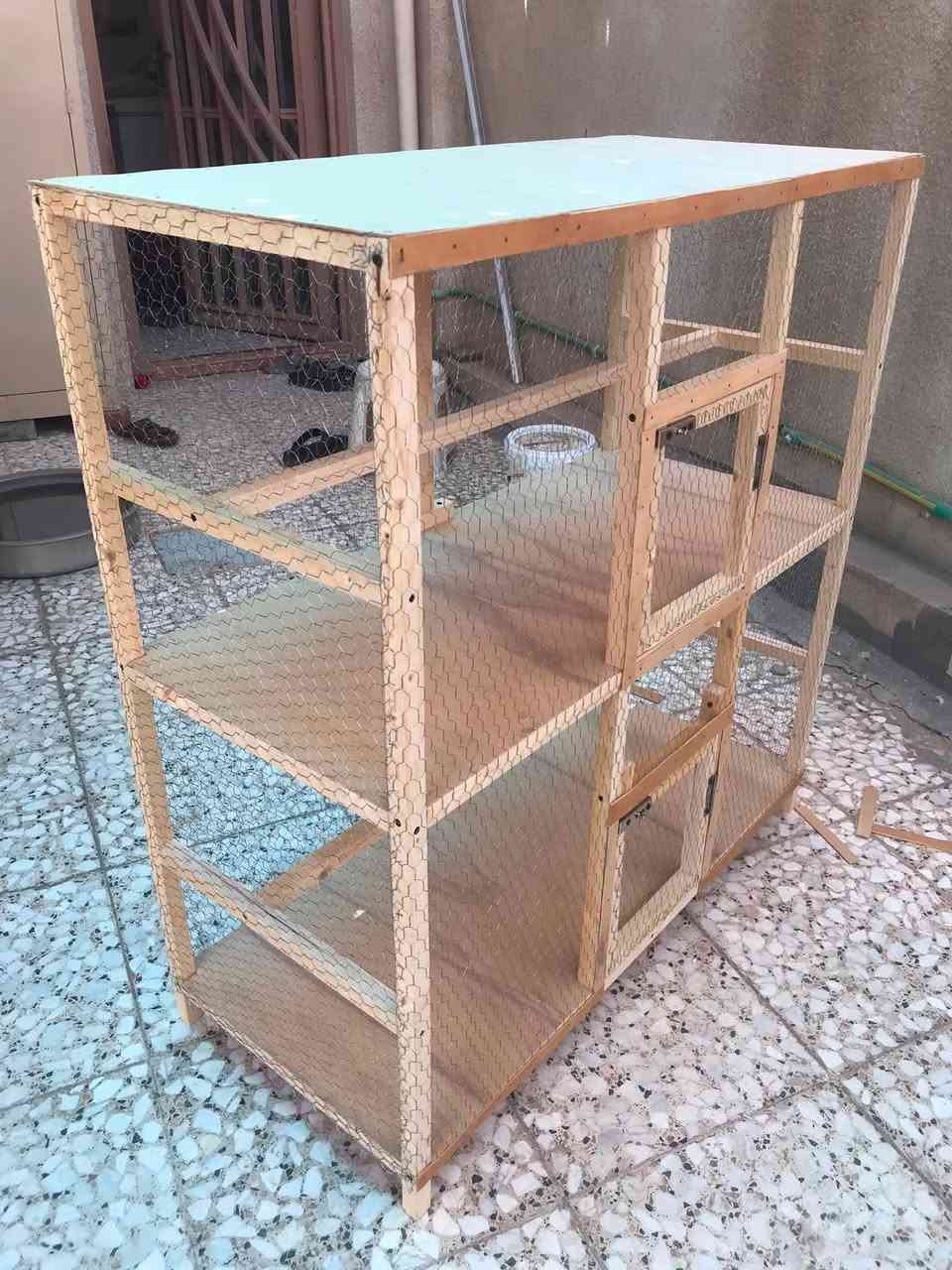 متاح قفص جديد مامستخدم مقسوم خانتين كبار الارتفاع الكلي107 سم العرض متر والنزال 45 سم بي ترايش خشب بكل خانه وقافات للطيور يرهم للدجاج والحمام وكل انواع الطيور/كربلاء/السعر40قفل
***********
