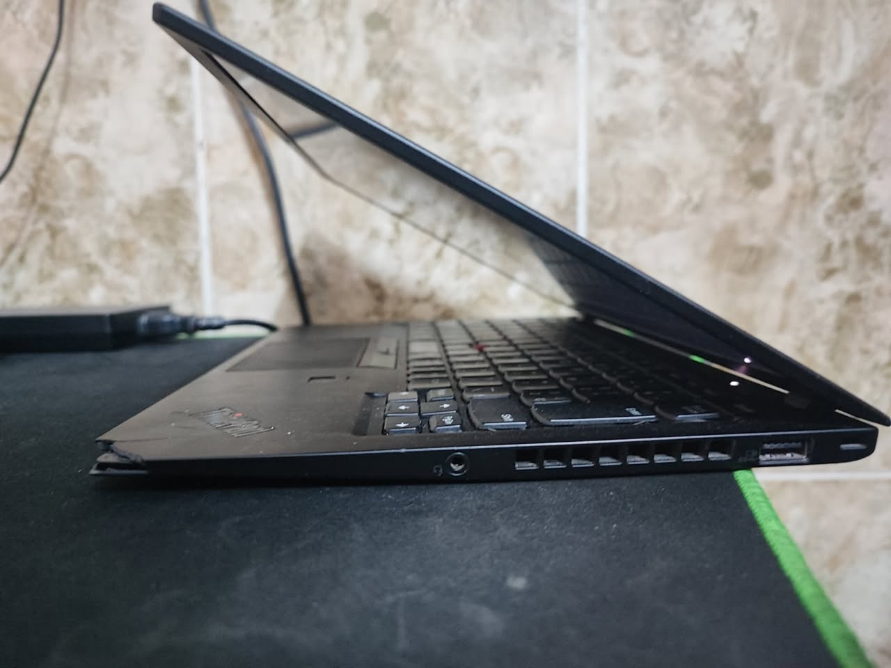 💻 Lenovo ThinkPad X1 Carbon (6th Gen) للبيع for sale

بيه كسر صغير جداً بالكوفر من زاوية يتلصق بلاصق مثل ما موضح بالصورة

* المعالج: i7-8650U
* الرام: 16GB
* التخزين: 256GB NVMe
* الشاشة: لمس (Touch)
* كرت الشاشة: Intel UHD (8GB مشترك)
* بصمة + كيبورد بإضاءة

الجهاز خفيف وعملي جداً، مناسب للدراسة والشغل 💼

📩 للتواصل خاص

English:

💻 **Lenovo ThinkPad X1 Carbon (6th Gen)** for Sale

Not: small plastic piece on one corner is slightly broken, can be easily fixed.

* CPU: i7-8650U
* RAM: 16GB
* Storage: 256GB NVMe
* Display: Touchscreen
* GPU: Intel UHD (8GB shared)
* Fingerprint sensor + Backlit keyboard

Lightweight and very practical — perfect for work and study 💼

📩 DM for details أربيل, العراق


**إذا كنت صاحب هذا الإعلان وتريد حذفه لأي سبب، رجاءا أرسل رسالة إلى الدعم الفني**