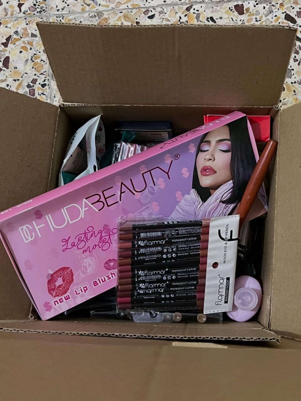 بوكس مكياج يعد من 90 الى120 قطعه خشن وناعم السعر 45 والتوصيل مجاناً
للتواصل 
واتساب ***********
انستا https://www.instagram.com/scenario_box
