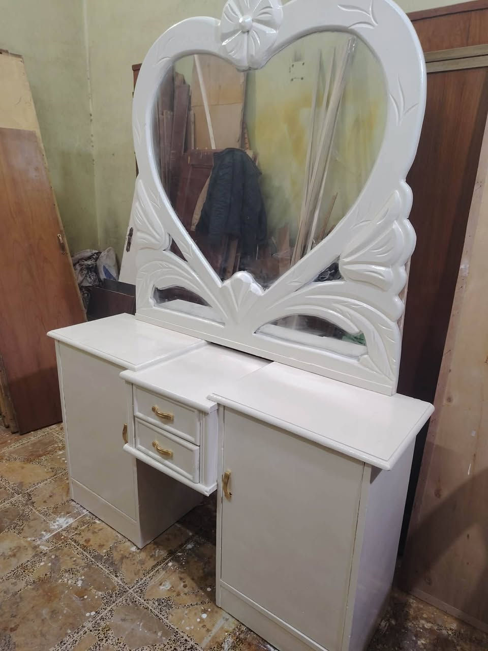 ميز تواليت عدد 2 تزكام نجارة مصبوغ صبغ حراري مال سيارات سعر الواحد 125 وبي مجال للاستفسار الاتصال على الرقم ***********
