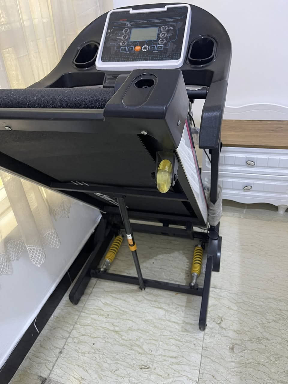 جهاز سير (جري) كهربائي ماركة EVERE استخدام شهر فقط استخدام خفيف جهاز ممتاز وسرعة عالية
 • شاشة عرض متعددة الوظائف (سرعة، مسافة، وقت، سعرات حرارية، نبض).
 • سرعات متعددة مع برامج تدريب جاهزة.
 • قابل للطي لتوفير المساحة.
 • حمولة حتى 120 كغم.
سعره 550 بي مجال بسيط


**إذا كنت صاحب هذا الإعلان وتريد حذفه لأي سبب، رجاءا أرسل رسالة إلى الدعم الفني**