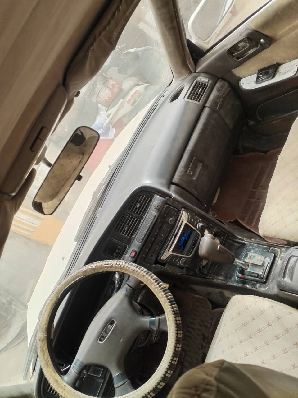 السلام عليكم مارك مكفول كصه ونقل محرك ونجي بي تبيخر بس ماينقص من تبدليه التبديله الله شاهد سنويه لل30 گير جديد امس شديته حداده جديده كهربائيات كلها شغاله تبريد شغال شرط تحويل ثاني يوم راعيها يريد يسافر للبيع او مراوس السعر 36 وبيها مجال  قليل َمكاني الهارثه قرب المحكمه للاتصال ع الرقم ***********
