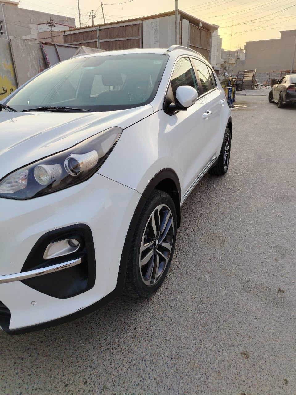 سلام عليكم مكلف بنشر 
كيا سبورتج خليجي موديل 21 ماشيه 83 مكفوله عدا بيه شبر صبغ الباب الخلفي اللي ورا الصدر السياره باسم صاحبها شخصيا رايدها 210 مكان السياره بغداد الكرخ حي الحسين ‭0790 330 2160‬
